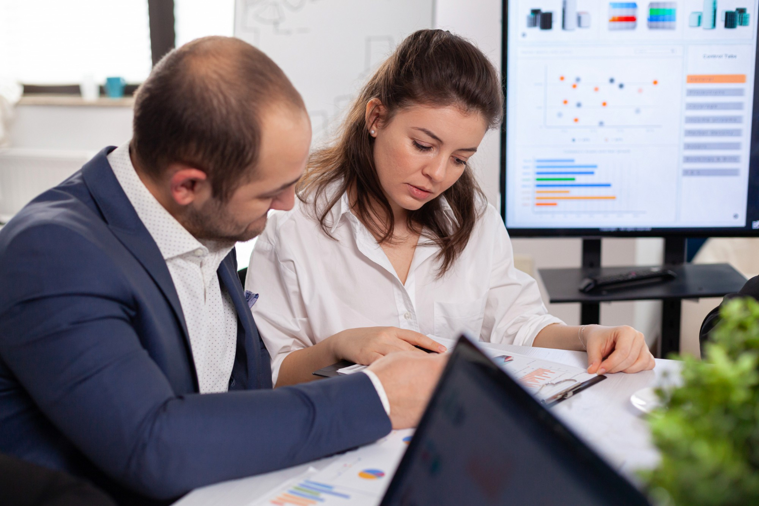 image-build-financial-credibility-strong-cash-flow Business owner discussing strong cash flow with a lender