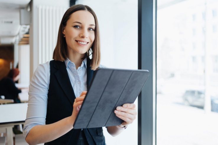 Photo of businesswoman illustrates blog "4 Things You Want in a Receivables Factoring Company"